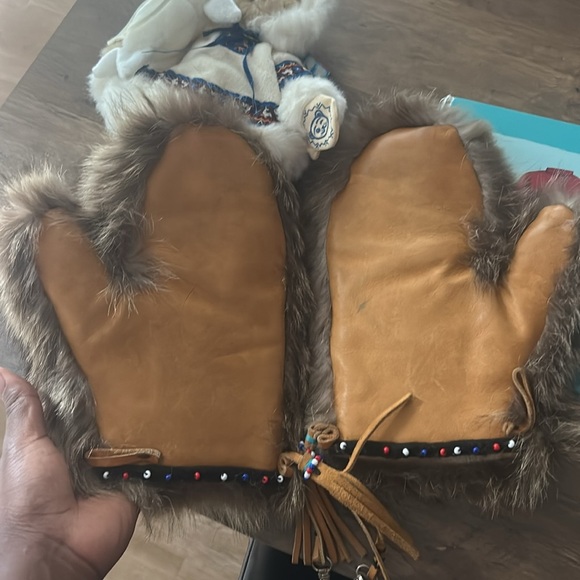 Fur mitts with Dreamcatcher and Teddy Bear
book and dream catcher - Picture 2 of 6